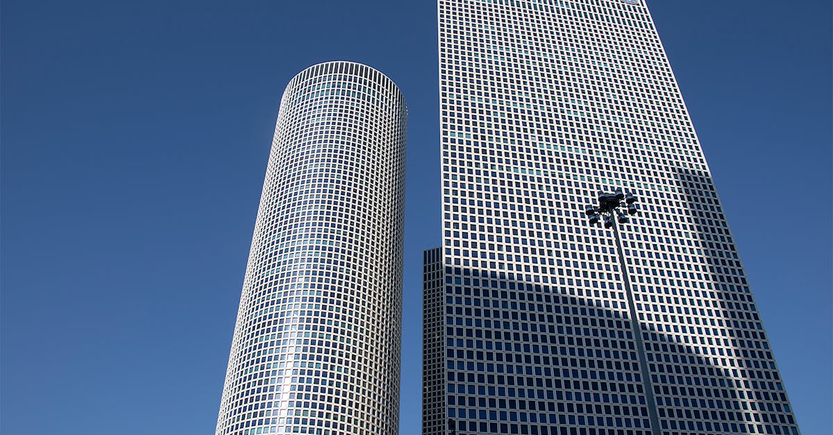 What are the best banking options in Israel for expats?