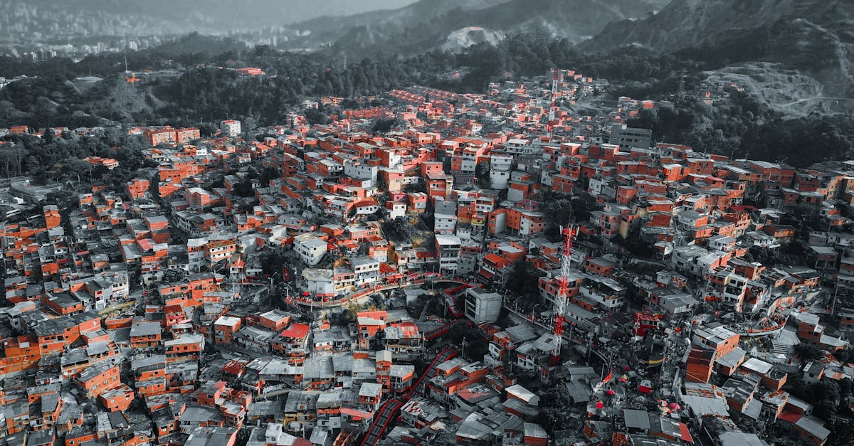 What taxes do expats pay in Colombia?